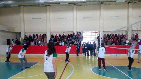 Liseler Arası Kızlar Kategorisinde Voleybol Turnuvası Başladı. 