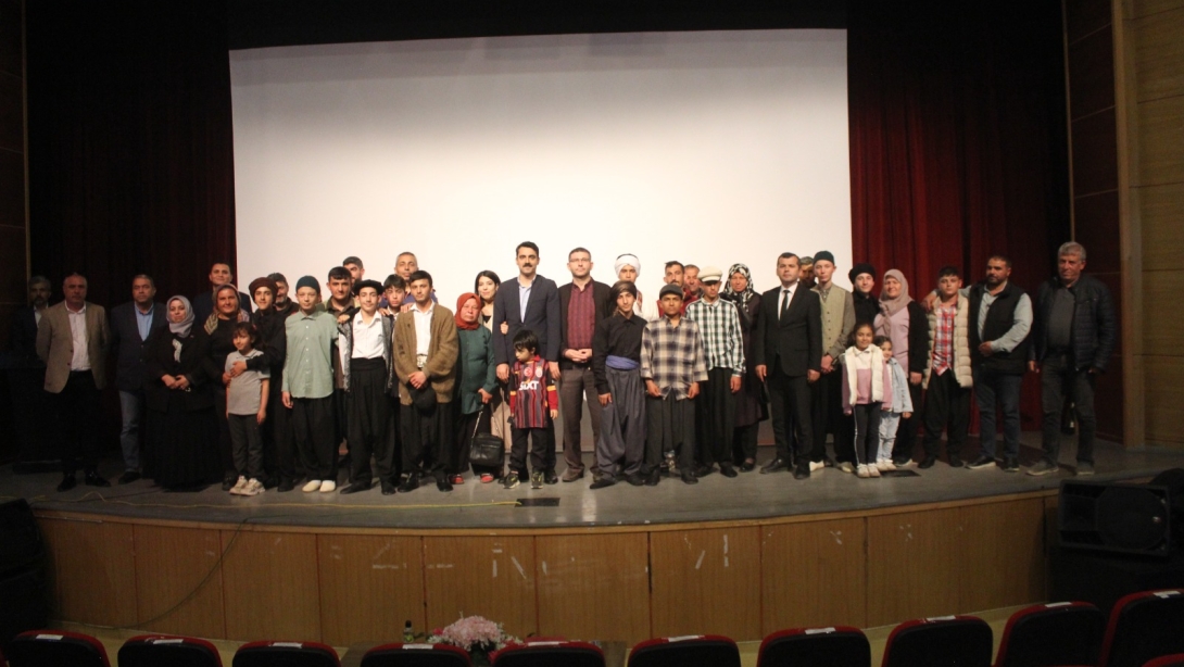 Gülnar Mesleki ve Teknik Anadolu Lisesi Tiyatro Ekibi İl Birinciliği Kazandığı Oyununu İlçemizde Sahneledi